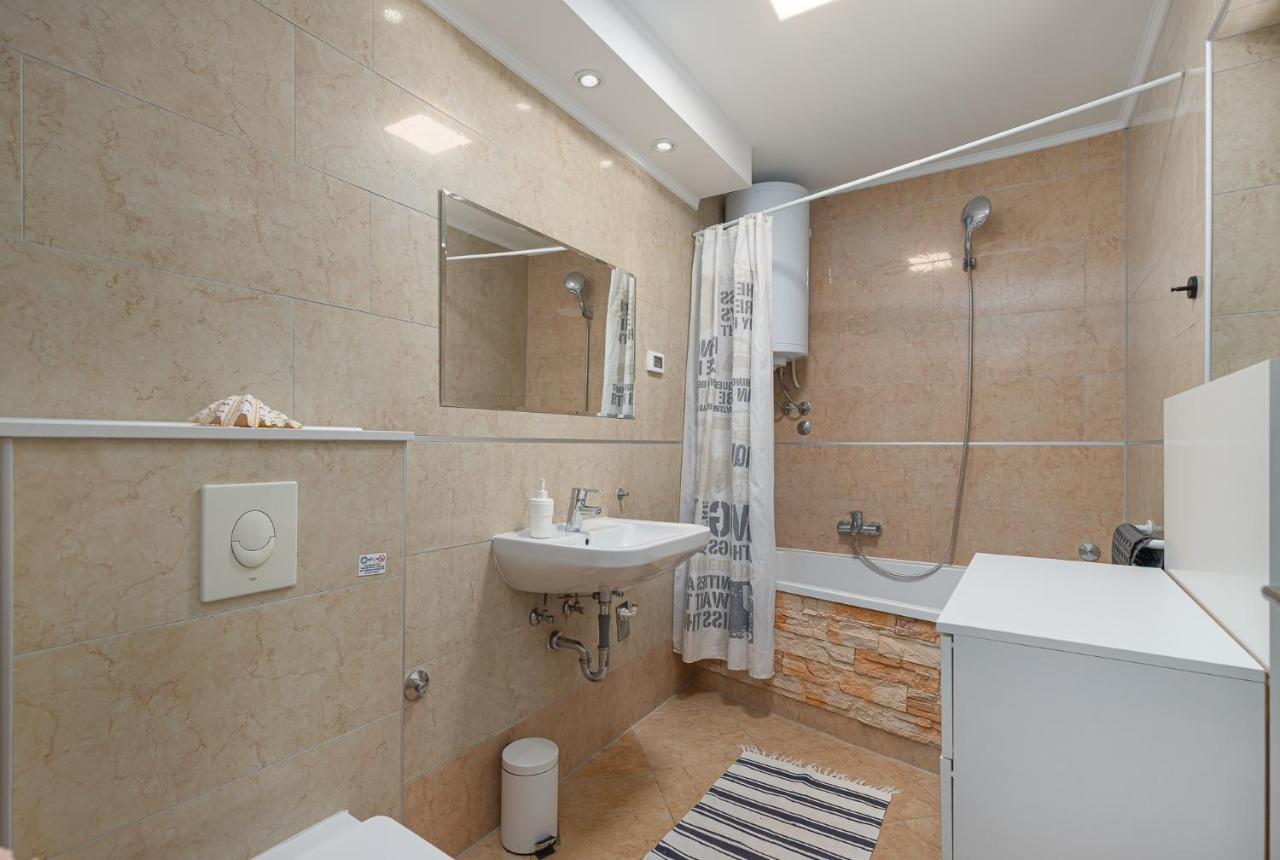 Massa Apartment 200 M To The See Porec Exterior photo
